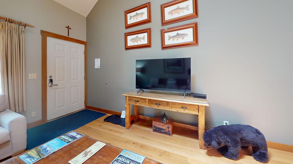 Spacious condo in the heart of Jackson w/deck, gas grill and outdoor dining area