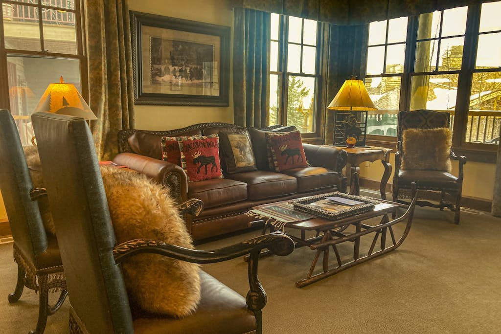 Quaint mountain condo w/two fireplaces, mountain views, balcony & great location