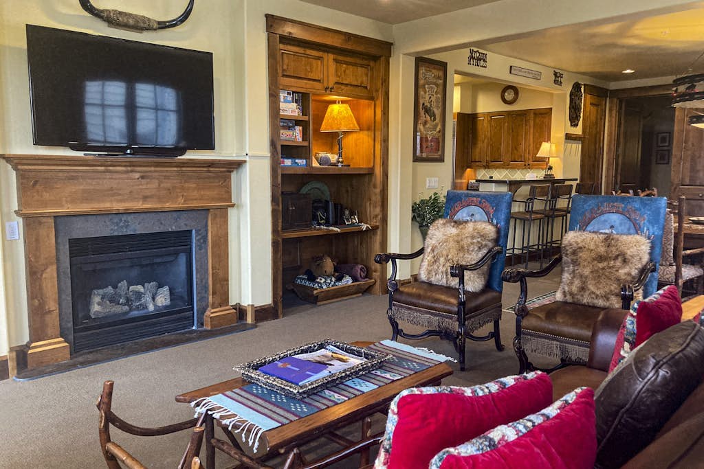 Quaint mountain condo w/two fireplaces, mountain views, balcony & great location