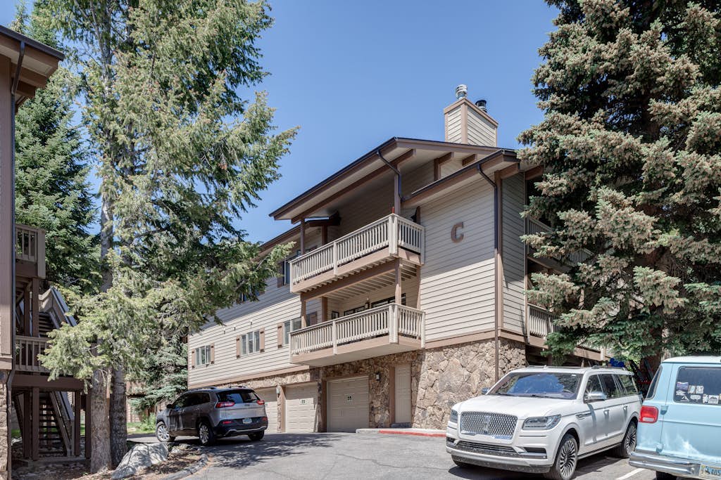 Cozy updated condo steps from ski lift with fireplace, balcony, & WiFi