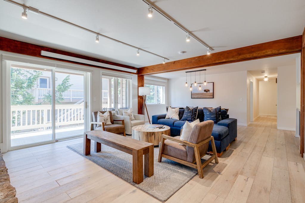 Cozy updated condo steps from ski lift with fireplace, balcony, & WiFi