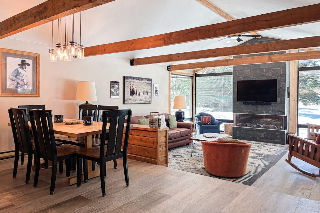Spacious home with deck, washer/dryer, mountain views & high-speed WiFi
