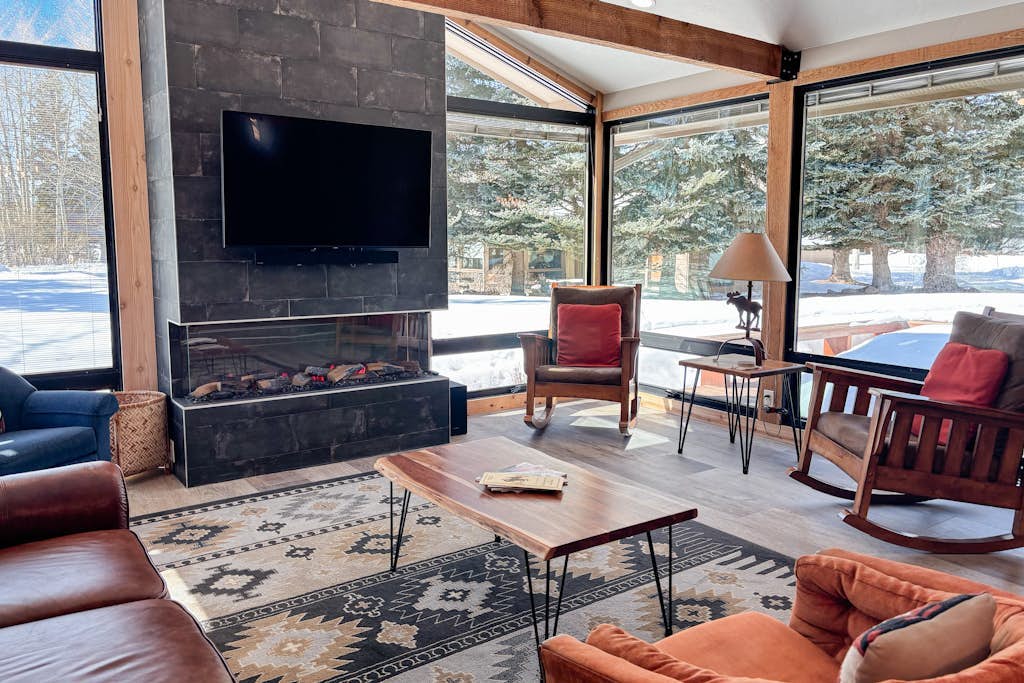 Spacious home with deck, washer/dryer, mountain views & high-speed WiFi