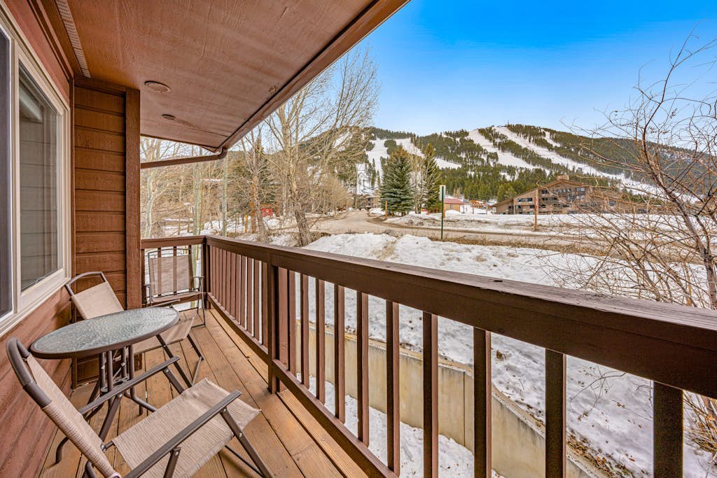 Comfortable condo with fireplace & washer/dryer - close to slopes