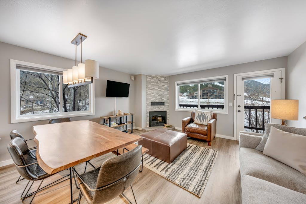 Comfortable condo with fireplace & washer/dryer - close to slopes