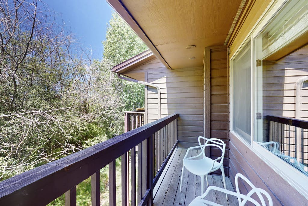 2-story townhome with mountain & ski views, wood-burning fireplace - near lifts