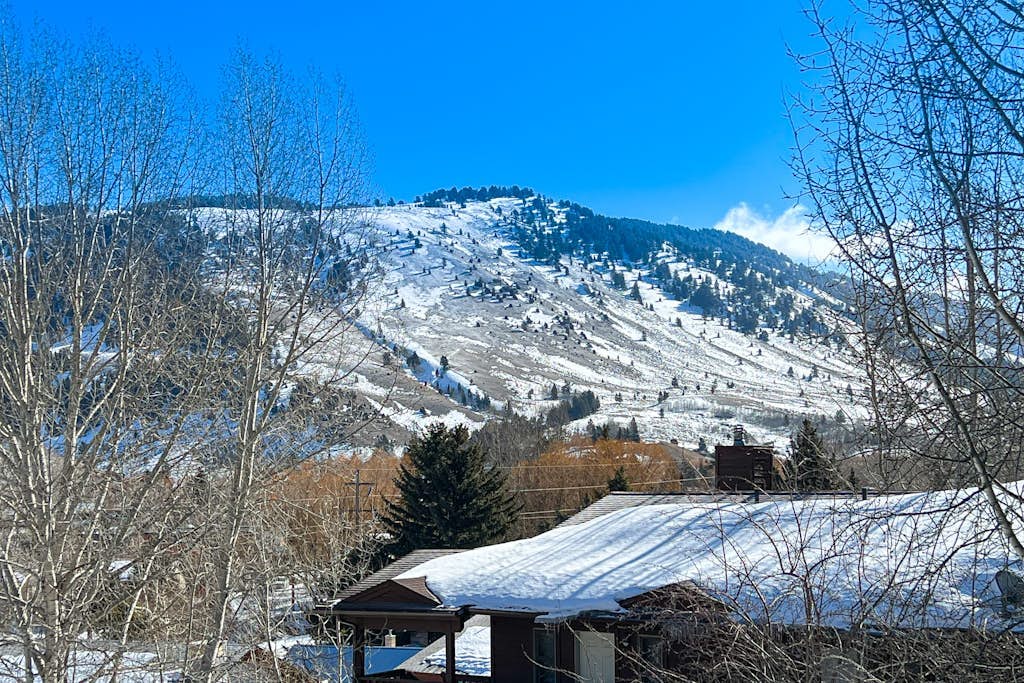 2-story townhome with mountain & ski views, wood-burning fireplace - near lifts