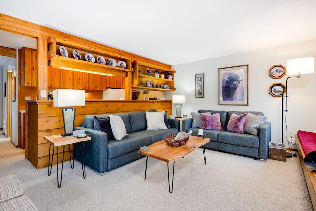 Cozy end condo with fireplace & washer/dryer - near Teton Village & Jackson