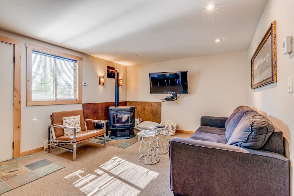 Second-floor condo 1/2 mile to lifts with ski shuttle, pool, hot tubs & tennis