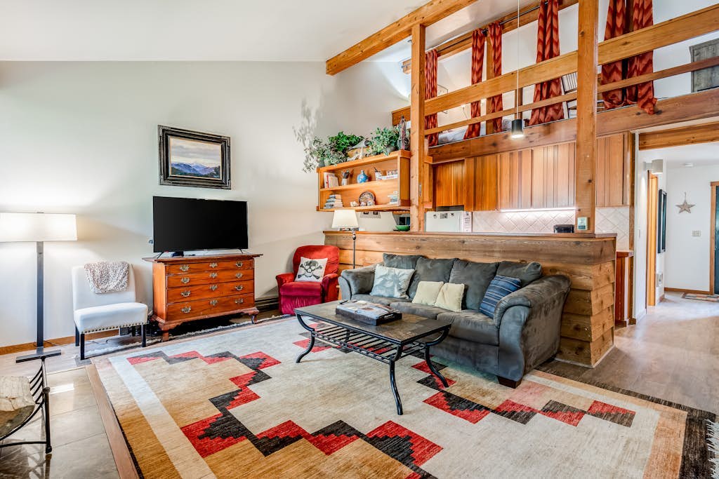 Lovely condo with fireplace, skiing, balcony, full kitchen & washer/dryer