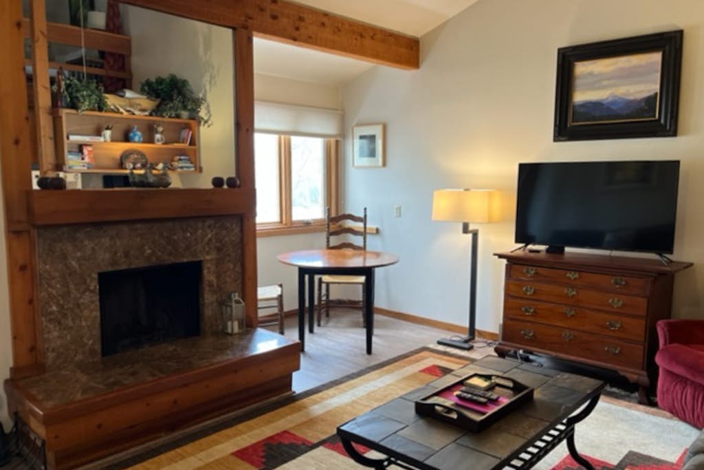 Lovely condo with fireplace, skiing, balcony, full kitchen & washer/dryer