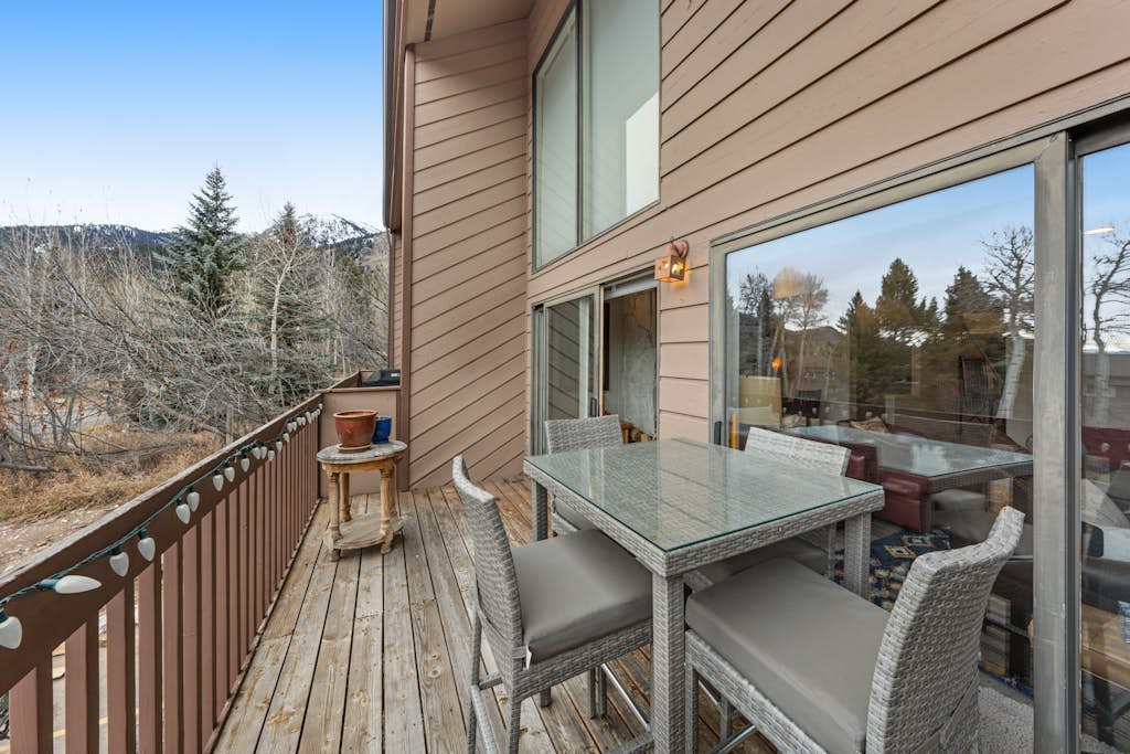 Dog-friendly condo with pool, 3 tennis courts, hot tub, & fireplace