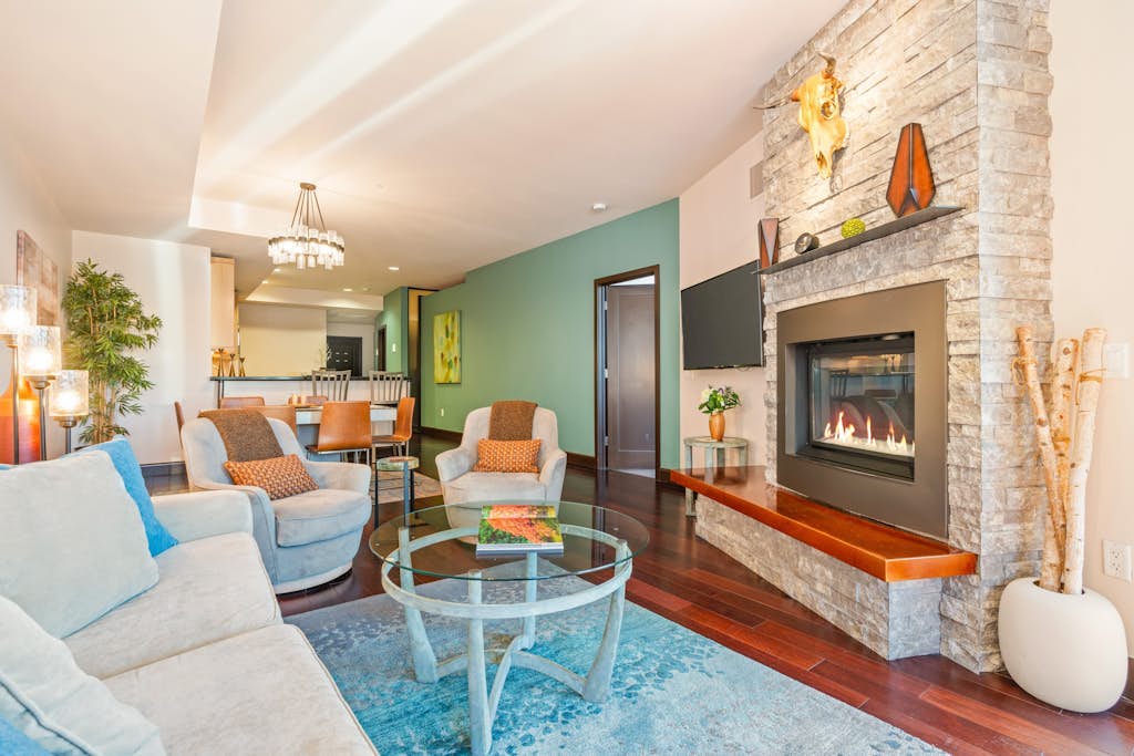 2nd-floor downtown condo with balcony, grill, streaming, fireplace, & mtn views