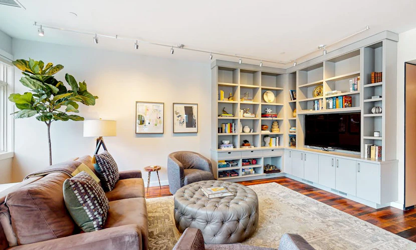 Mountain view condo with gas fireplace, washer/dryer, central AC
