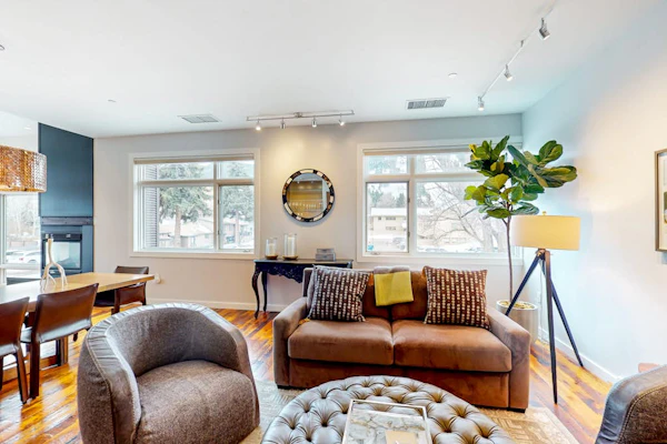 Mountain view condo with gas fireplace, washer/dryer, central AC