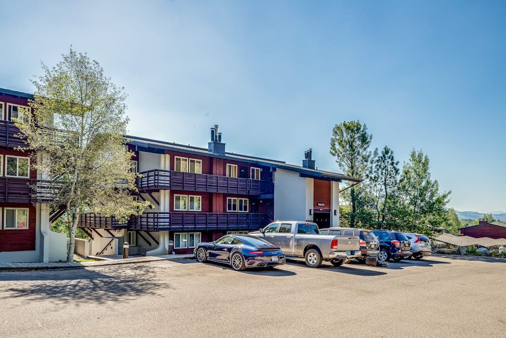 Outdoor enthusiast home base with WFH desk - walk to ski lifts