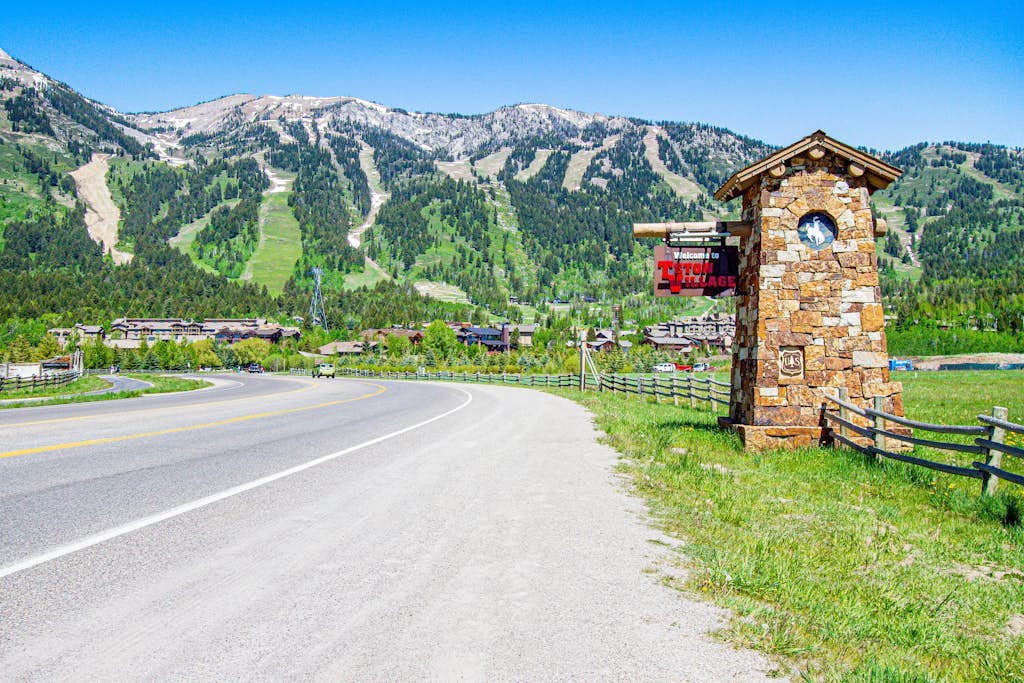 Outdoor enthusiast home base with WFH desk - walk to ski lifts