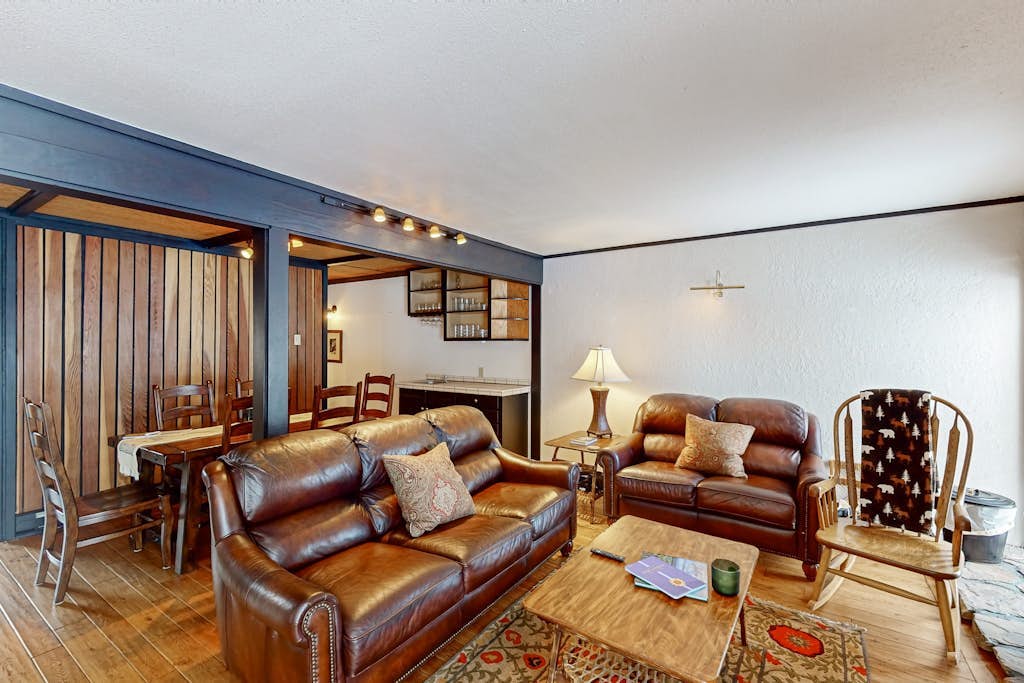 Comfortable townhome with amazing views, private sauna, deck & WIFI