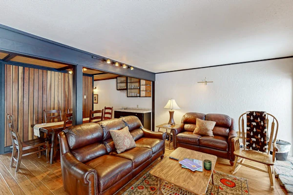 Comfortable townhome with amazing views, private sauna, deck & WIFI
