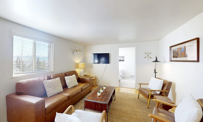 Comfortable condo walking distance to ski-lifts, with pool, hot tub, & tennis