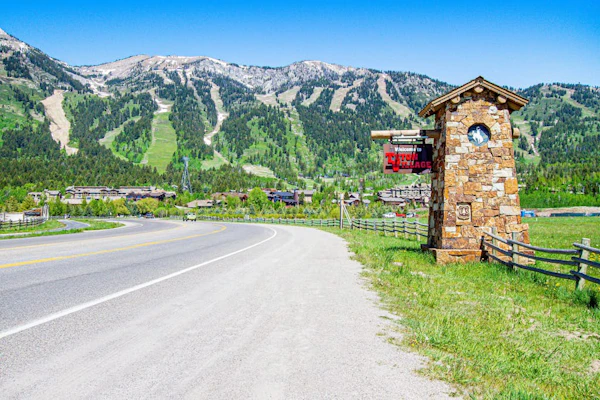 Comfortable condo walking distance to ski-lifts, with pool, hot tub, & tennis