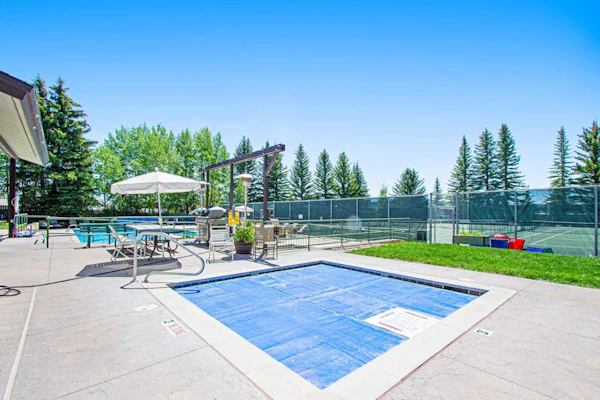 Comfortable condo walking distance to ski-lifts, with pool, hot tub, & tennis