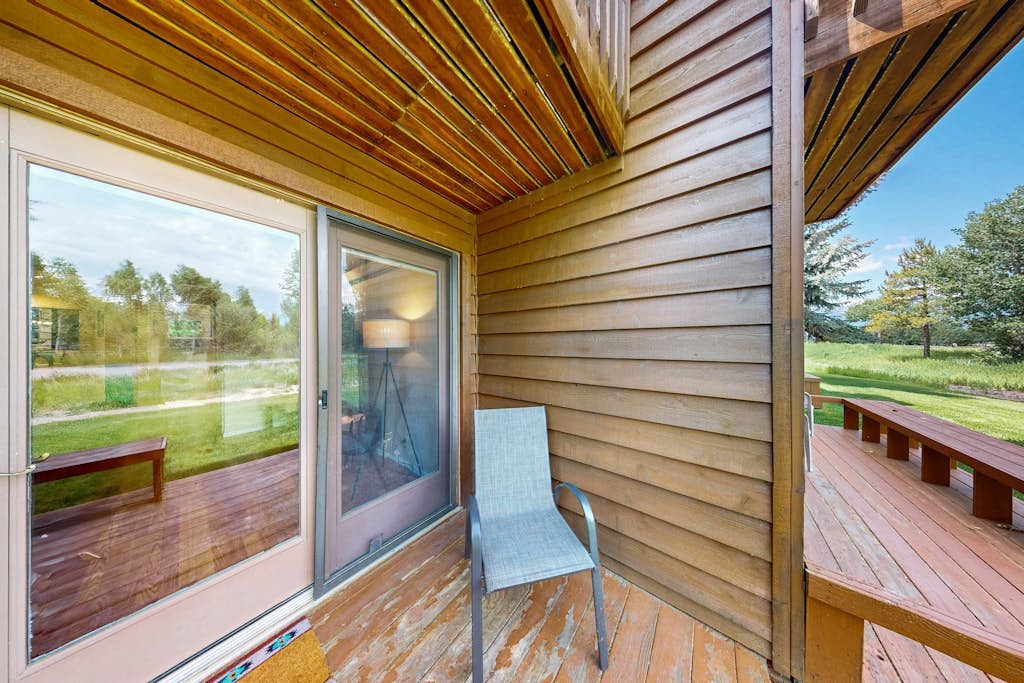 Cozy townhome with fireplace, deck, WIFI, mountain views, great location