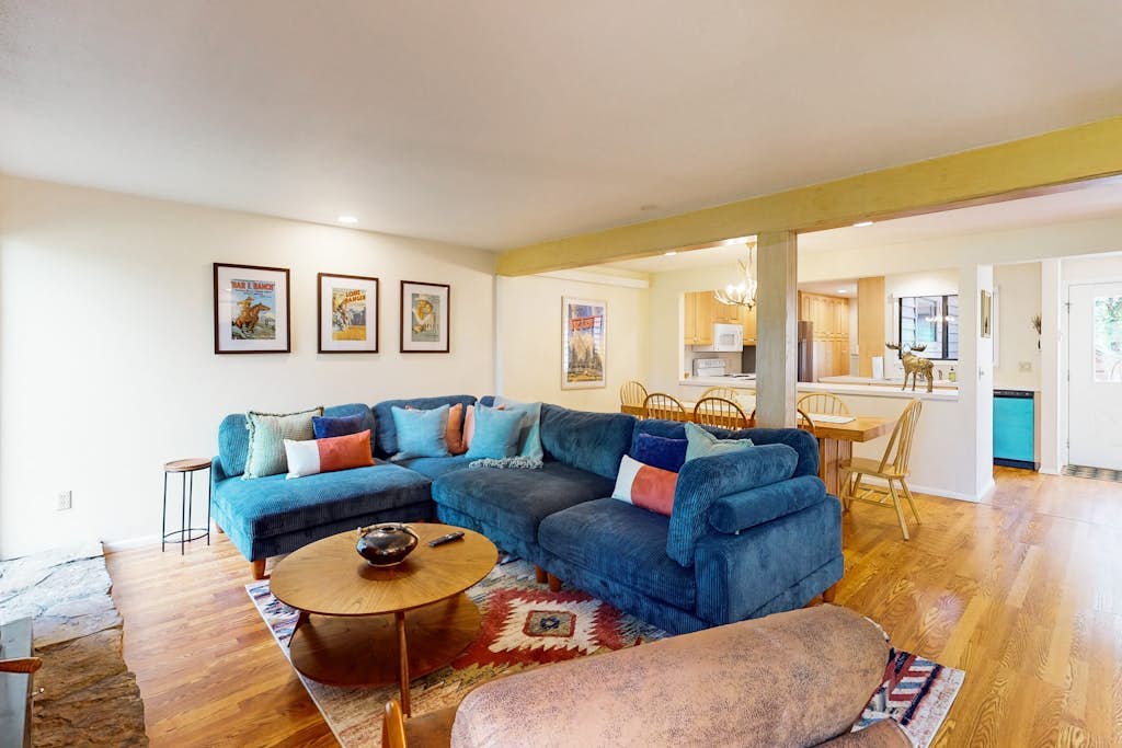 Cozy townhome with fireplace, deck, WIFI, mountain views, great location
