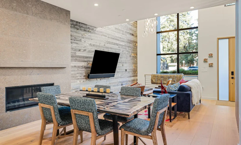 Luxury townhouse w/ hot tub, great views & incredible location