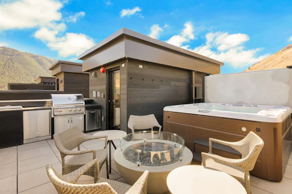 Luxury townhouse w/ hot tub, great views & incredible location