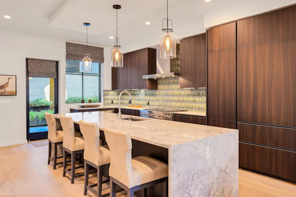 Luxury townhouse w/ hot tub, great views & incredible location