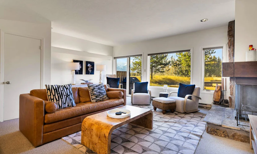 Modern mountain townhouse mins from Grand Teton w/ fireplace, deck and wifi