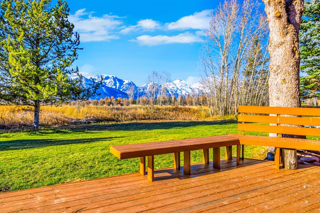 Modern mountain townhouse mins from Grand Teton w/ fireplace, deck and wifi