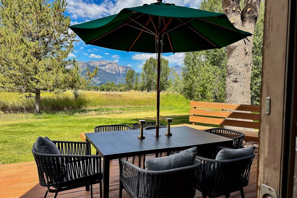 Modern mountain townhouse mins from Grand Teton w/ fireplace, deck and wifi
