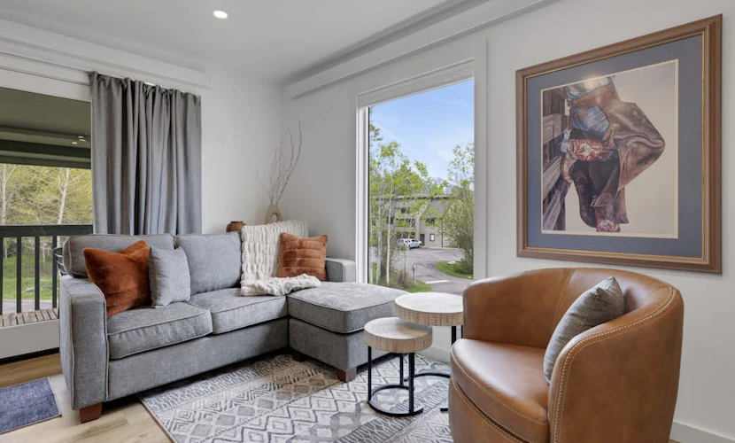 Stylish condo with balcony, washer / dryer, WIFI, mountain views, steps to shops