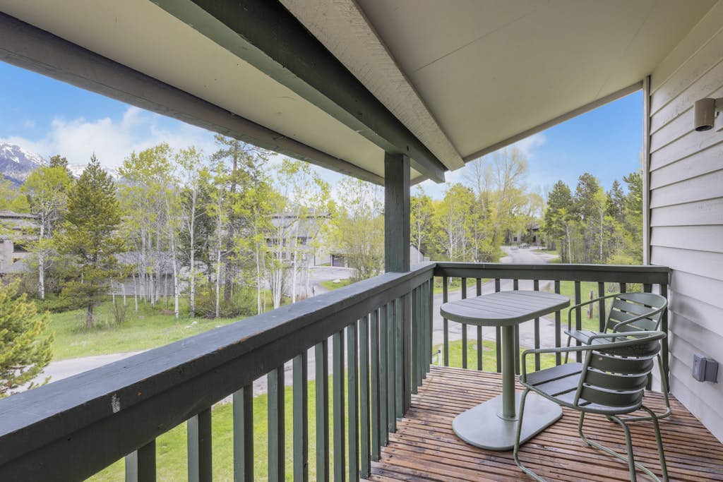 Stylish condo with balcony, washer / dryer, WIFI, mountain views, steps to shops