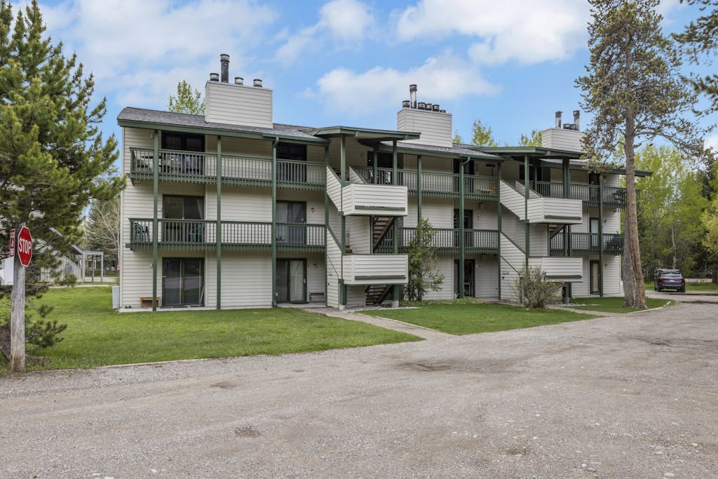 Stylish condo with balcony, washer / dryer, WIFI, mountain views, steps to shops