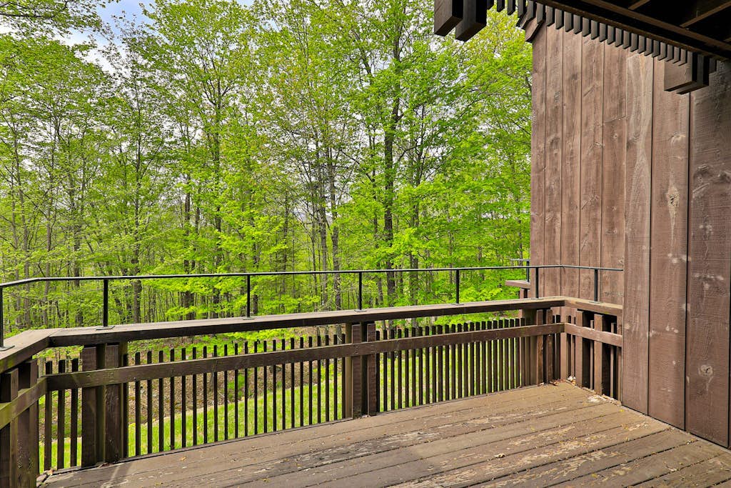 Hawk Mountain retreat near Okemo with wifi, washer/dryer & deck