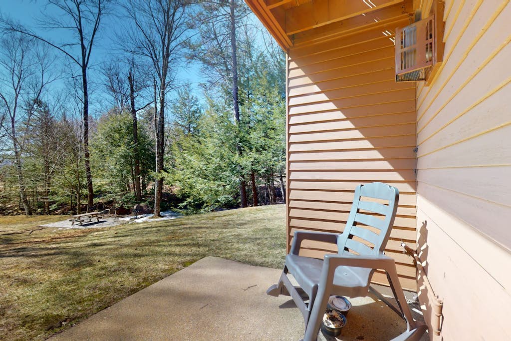 Centrally located condo with pools, hot tubs, tennis, skating, & skiing access