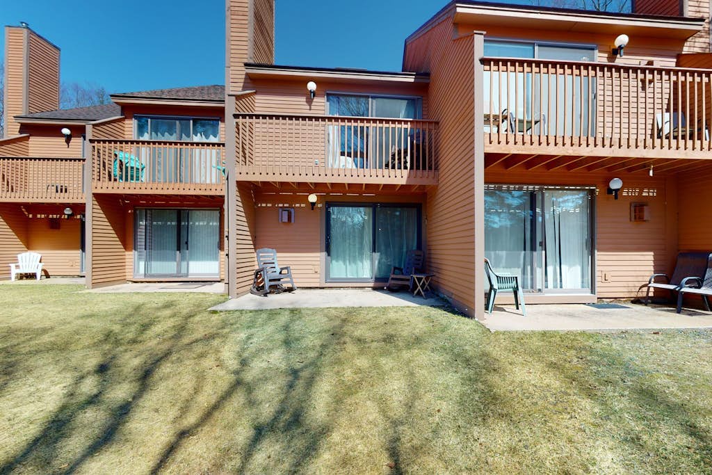 Centrally located condo with pools, hot tubs, tennis, skating, & skiing access