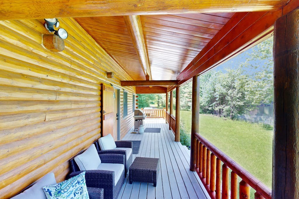 Private 2BR waterfront home, hot tub, pool table, sandy beach, BBQ, w/d, wifi