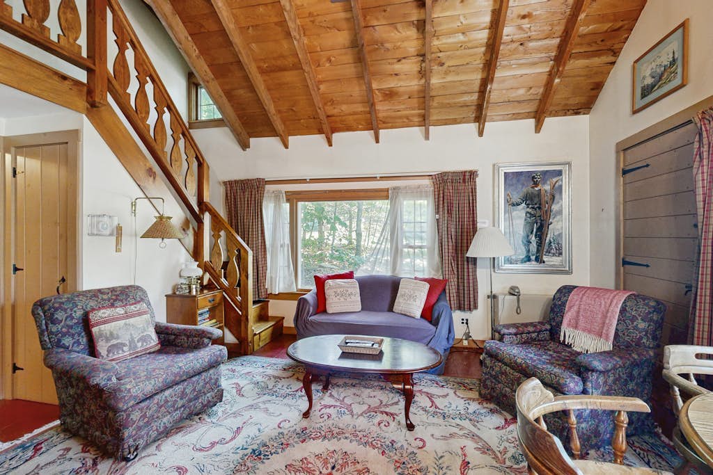 Dog-friendly & charming mountain chalet w/ fireplace