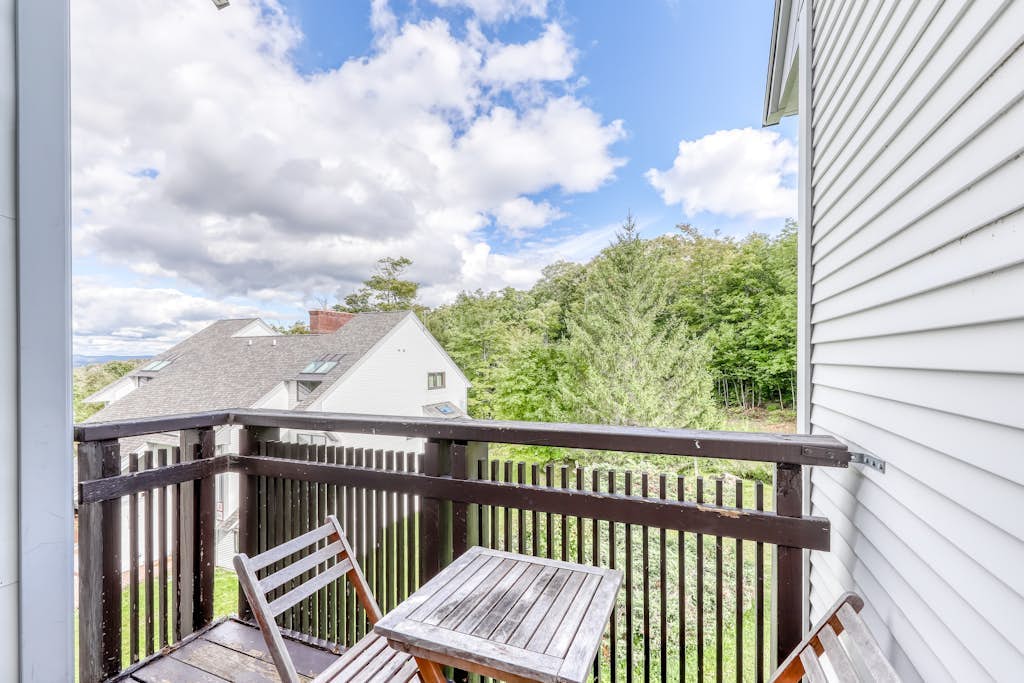 Ski-in/out sunrise condo with pool & hot tub - great ski retreat