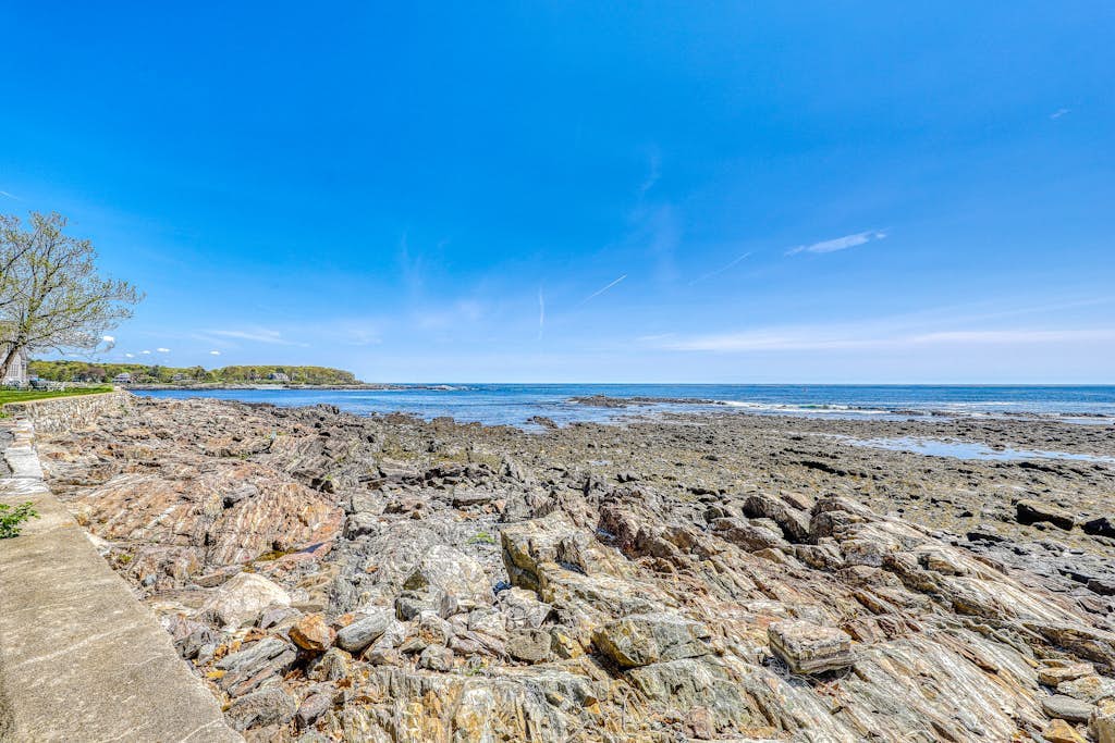 Charming oceanfront house with incredible beach views, BBQ area & firepit