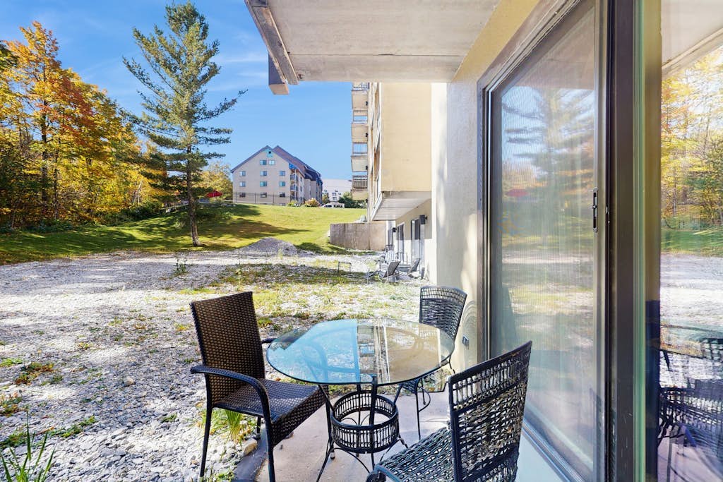 Cozy condo w/ mountain, ski & golf views, patio, pool & hot tub