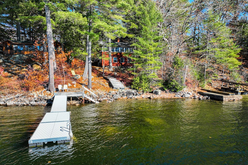 Lakefront camp with cozy cottage-style interior and board games - kayaks welcome