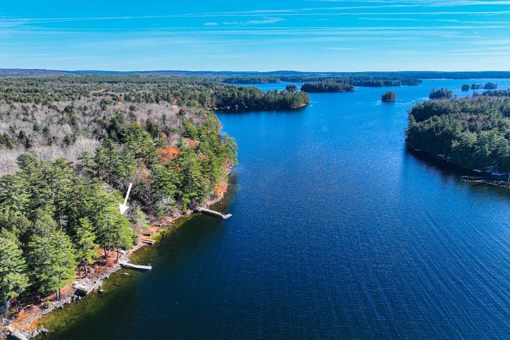 Lakefront camp with cozy cottage-style interior and board games - kayaks welcome