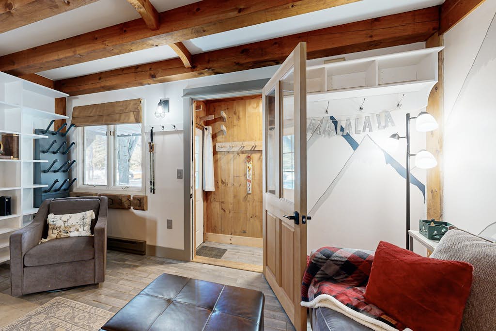 Charming Mountain Condo with Modern Elegance and Easy Access to Sunday River