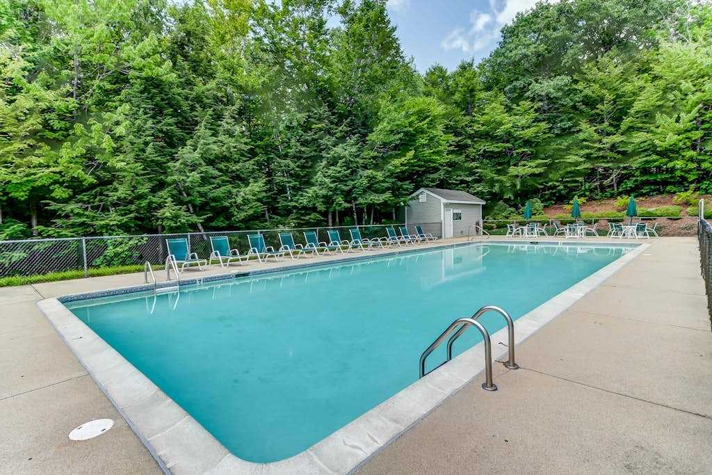 Scenic year-round retreat with amazing mountain views & tennis courts