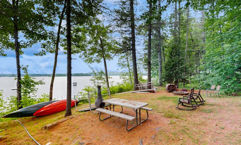 Rustic lakefront cabin w/gas grill, firepit, kayaks, one canoe, A/C - 2 dogs OK